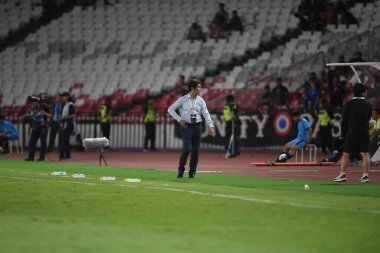 Jakarta, Endonezya - 10 Eylül 2019: Akira Nishino, Endonezya 'nın Gelora Bung Karno Stadyumu' nda oynanan 2020 Dünya Kupası eleme karşılaşması elemeleri sırasında Tayland teknik direktörü.