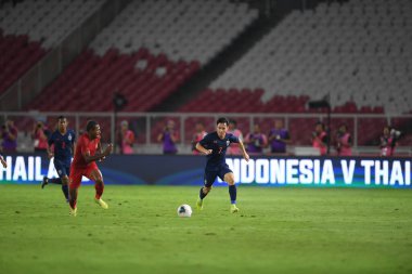 Jakarta, Endonezya - 10 Eylül 2019: Supachok Sarachart # 7 Tayland Futbolcusu 2020 Dünya Kupası elemeleri sırasında Endonezya 0-3 Tayland maçı sırasında Gelora Bung Karno Stadyumu, Endonezya