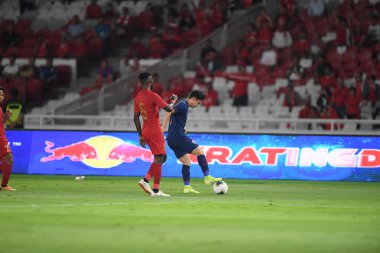 Jakarta, Endonezya - 10 Eylül 2019: Supachok Sarachart # 7 Tayland Futbolcusu 2020 Dünya Kupası elemeleri sırasında Endonezya 0-3 Tayland maçı sırasında Gelora Bung Karno Stadyumu, Endonezya
