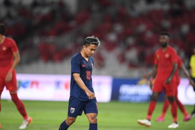 Jakarta, Endonezya - 10 Ekim 2019: Chanathip Songkrasin # 10 Tayland Oyuncusu 2020 Dünya Kupası elemeleri sırasında Endonezya 0-3 Tayland 'da Gelora Bung Karno Stadyumu, Endonezya