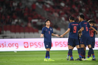 Jakarta, Endonezya - 10 Eylül 2019: Supachok Sarachart # 7 Tayland Futbolcusu 2020 Dünya Kupası elemeleri sırasında Endonezya 0-3 Tayland maçı sırasında Gelora Bung Karno Stadyumu, Endonezya
