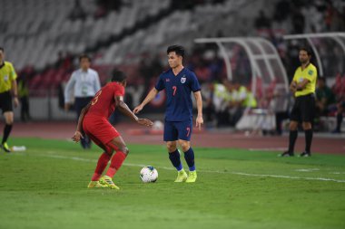 Jakarta, Endonezya - 10 Eylül 2019: Supachok Sarachart # 7 Tayland Futbolcusu 2020 Dünya Kupası elemeleri sırasında Endonezya 0-3 Tayland maçı sırasında Gelora Bung Karno Stadyumu, Endonezya