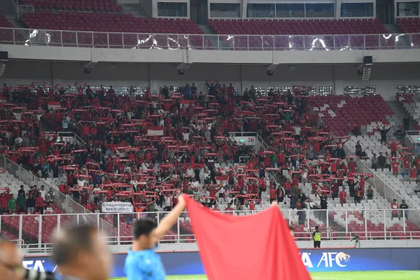 Jakarta, Endonezya - 10 Eylül 2019: Endonezya 'daki Gelora Bung Karno Stadyumu' nda oynanan 2020 Dünya Kupası eleme karşılaşmasında Endonezya 'nın kimliği belirsiz taraftarı
