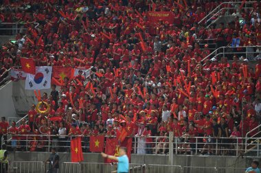 Pathumthan Thailand 5 sep 2019: Thammasat Stadyumu 'nda Vietnam' a karşı oynanan 2022 Dünya Kupası elemeleri sırasında Vietnam 'ın kimliği belirsiz taraftarı 