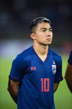 Pathumthani Thailand 5 Eylül 2019: Thammasat Stadyumu 'nda 2022 Dünya Kupası elemeleri sırasında Chanathip şarkı sözü # 10 Tayland futbolcusu eylemde 