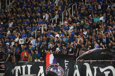 Pathumthani Tayland 5 Eylül 2019: Thammasat Stadyumu 'ndaki Vietnam maçında 2022 Dünya Kupası elemeleri sırasında Tayland' ın kimliği belirsiz taraftarı 