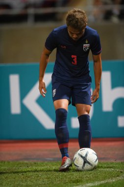 Pathumthani Tayland 5 Eylül 2019: Thammasat Stadyumu 'nda Vietnam' a karşı oynanan 2022 Dünya Kupası elemeleri sırasında Tayland 3 numaralı Theerathon Boonmatan 