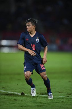 Pathumthani Thailand 5 Eylül 2019: Thammasat Stadyumu 'nda 2022 Dünya Kupası elemeleri sırasında Chanathip şarkı sözü # 10 Tayland futbolcusu eylemde 