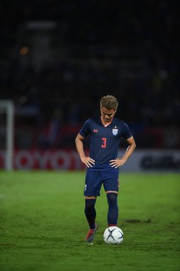 Pathumthani Tayland 5 Eylül 2019: Thammasat Stadyumu 'nda Vietnam' a karşı oynanan 2022 Dünya Kupası elemeleri sırasında Tayland 3 numaralı Theerathon Boonmatan 