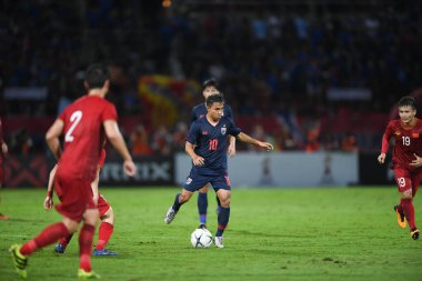 Pathumthani Thailand 5 Eylül 2019: Thammasat Stadyumu 'nda 2022 Dünya Kupası elemeleri sırasında Chanathip şarkı sözü # 10 Tayland futbolcusu eylemde 