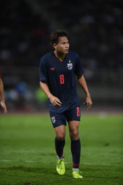 Pathumthani Thailand 5 Eylül 2019: Thammasat Stadyumu 'nda Vietnam' a karşı oynanan 2022 Dünya Kupası elemeleri sırasında Tayland 8 numaralı Thitipan phungjan oyuncusu 