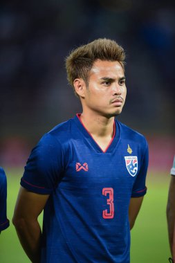 Pathumthani Tayland 5 Eylül 2019: Thammasat Stadyumu 'nda Vietnam' a karşı oynanan 2022 Dünya Kupası elemeleri sırasında Tayland 3 numaralı Theerathon Boonmatan 