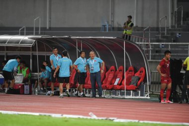 Pathumthani Thailand 5 Eylül 2019: Thammasat Stadyumu 'nda Vietnam' a karşı oynanan 2022 Dünya Kupası elemeleri sırasında Park Seo 'nun Vietnam teknik direktörünü astı 