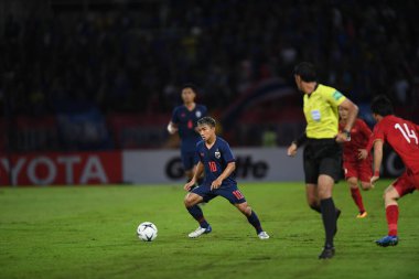Pathumthani Thailand 5 Eylül 2019: Thammasat Stadyumu 'nda 2022 Dünya Kupası elemeleri sırasında Chanathip şarkı sözü # 10 Tayland futbolcusu eylemde 