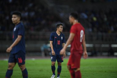 Pathumthani Thailand 5 Eylül 2019: Thammasat Stadyumu 'nda 2022 Dünya Kupası elemeleri sırasında Chanathip şarkı sözü # 10 Tayland futbolcusu eylemde 