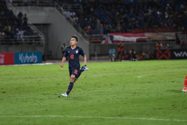 Pathumthani Thailand 5 Eylül 2019: Thammasat Stadyumu 'nda 2022 Dünya Kupası elemeleri sırasında Chanathip şarkı sözü # 10 Tayland futbolcusu eylemde 