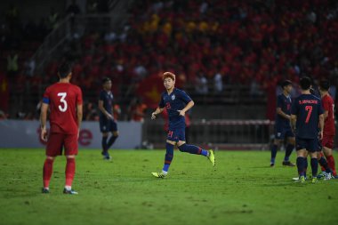 Pathumthani Tayland 5 Eylül 2019: Siwakorn Taitrakul # 21 Tayland Dünya Kupası elemeleri sırasında Thammasat Stadyumu 'nda Vietnam' a karşı oynandı 