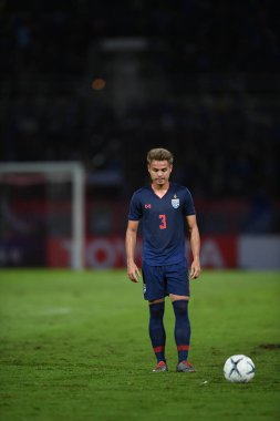 Pathumthani Tayland 5 Eylül 2019: Thammasat Stadyumu 'nda Vietnam' a karşı oynanan 2022 Dünya Kupası elemeleri sırasında Tayland 3 numaralı Theerathon Boonmatan 