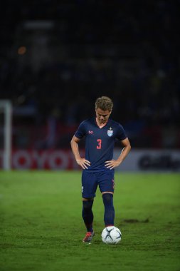 Pathumthani Tayland 5 Eylül 2019: Thammasat Stadyumu 'nda Vietnam' a karşı oynanan 2022 Dünya Kupası elemeleri sırasında Tayland 3 numaralı Theerathon Boonmatan 