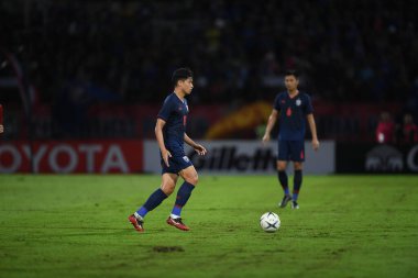 Pathumthani Tayland 5 Eylül 2019: Thammasat Stadyumu 'nda Vietnam' a karşı 2022 Dünya Kupası elemeleri sırasında Tanaboon Kesarat Tayland futbolcusu eylemde 