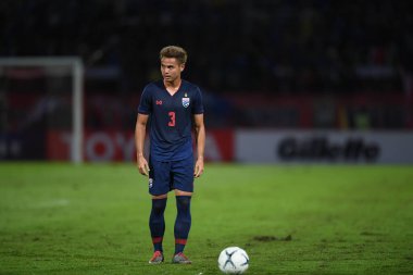 Pathumthani Tayland 5 Eylül 2019: Thammasat Stadyumu 'nda Vietnam' a karşı oynanan 2022 Dünya Kupası elemeleri sırasında Tayland 3 numaralı Theerathon Boonmatan 