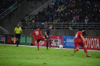 Pathumthani Tayland 5 Eylül 2019: Thammasat Stadyumu 'nda Vietnam' a karşı oynanan 2022 Dünya Kupası elemeleri sırasında Tayland 3 numaralı Theerathon Boonmatan 