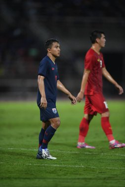 Pathumthani Thailand 5 Eylül 2019: Thammasat Stadyumu 'nda 2022 Dünya Kupası elemeleri sırasında Chanathip şarkı sözü # 10 Tayland futbolcusu eylemde 