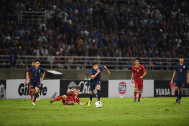 Pathumthani Thailand 5 Eylül 2019: Thammasat Stadyumu 'nda Vietnam' a karşı oynanan 2022 Dünya Kupası elemeleri sırasında Tayland 8 numaralı Thitipan phungjan oyuncusu 