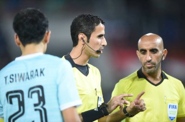 Pathumthani Tayland 5 Eylül 2019: 2022 Dünya Kupası elemeleri sırasında Thammasat Stadyumu 'nda Vietnam' a karşı oynanan maçta mikrofonlu hakem 