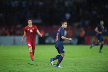 Pathumthani Thailand 5 Eylül 2019: Thammasat Stadyumu 'nda 2022 Dünya Kupası elemeleri sırasında Chanathip şarkı sözü # 10 Tayland futbolcusu eylemde 