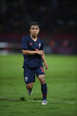 Pathumthani Thailand 5 Eylül 2019: Thammasat Stadyumu 'nda 2022 Dünya Kupası elemeleri sırasında Chanathip şarkı sözü # 10 Tayland futbolcusu eylemde 