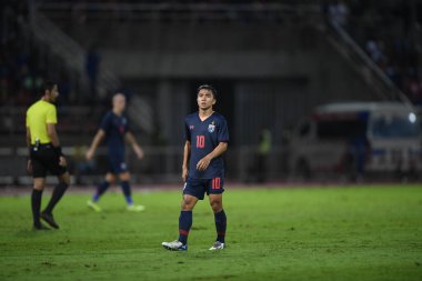 Pathumthani Thailand 5 Eylül 2019: Thammasat Stadyumu 'nda 2022 Dünya Kupası elemeleri sırasında Chanathip şarkı sözü # 10 Tayland futbolcusu eylemde 