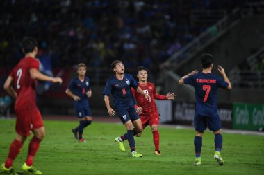 Pathumthani Thailand 5 Eylül 2019: Thammasat Stadyumu 'nda Vietnam' a karşı oynanan 2022 Dünya Kupası elemeleri sırasında Tayland 8 numaralı Thitipan phungjan oyuncusu 