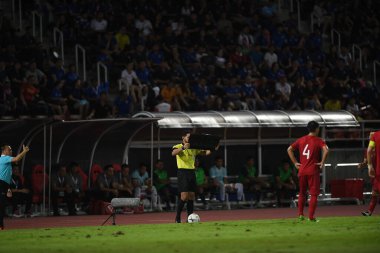 Pathumthani Thailand 5 Eylül 2019: Qasim matar al-hatmi hakem, 2022 Dünya Kupası elemeleri sırasında Thammasat Stadyumu 'nda Vietnam' a karşı oynandı. 