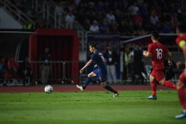 Pathumthani Thailand 5 Eylül 2019: Tayland 'ın Thammasat Stadyumu' nda 2022 Dünya Kupası elemeleri sırasında Sarach yooyen Tayland futbolcusu 