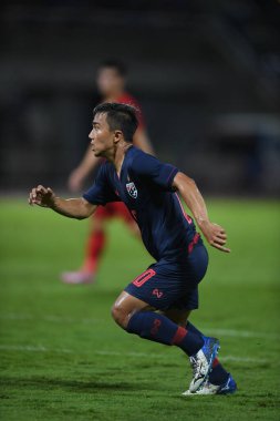 Pathumthani Thailand 5 Eylül 2019: Thammasat Stadyumu 'nda 2022 Dünya Kupası elemeleri sırasında Chanathip şarkı sözü # 10 Tayland futbolcusu eylemde 