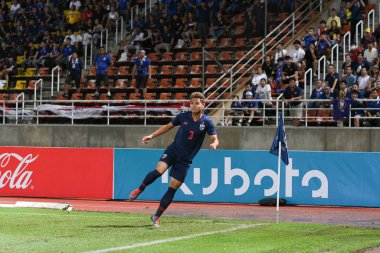 Pathumthani Tayland 5 Eylül 2019: Thammasat Stadyumu 'nda Vietnam' a karşı oynanan 2022 Dünya Kupası elemeleri sırasında Tayland 3 numaralı Theerathon Boonmatan 