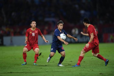 Pathumthani Thailand 5 Eylül 2019: Thammasat Stadyumu 'nda 2022 Dünya Kupası elemeleri sırasında Chanathip şarkı sözü # 10 Tayland futbolcusu eylemde