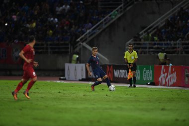 Pathumthani Tayland 5 Eylül 2019: Thammasat Stadyumu 'nda Vietnam' a karşı oynanan 2022 Dünya Kupası elemeleri sırasında Tayland 3 numaralı Theerathon Boonmatan 