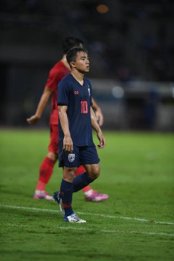 Pathumthani Thailand 5 Eylül 2019: Thammasat Stadyumu 'nda 2022 Dünya Kupası elemeleri sırasında Chanathip şarkı sözü # 10 Tayland futbolcusu eylemde 
