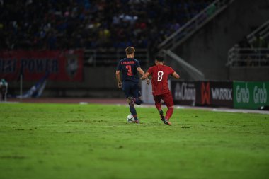 Pathumthani Tayland 5 Eylül 2019: Thammasat Stadyumu 'nda Vietnam' a karşı oynanan 2022 Dünya Kupası elemeleri sırasında Tayland 3 numaralı Theerathon Boonmatan 