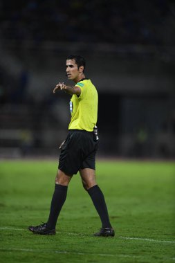 Pathumthani Tayland 5 sep 2019: Saoud ali j al-abda hakem 2022 Dünya Kupası elemeleri sırasında Thammasat Stadyumu 'nda Vietnam' a karşı 