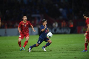 Pathumthani Thailand 5 Eylül 2019: Thammasat Stadyumu 'nda 2022 Dünya Kupası elemeleri sırasında Chanathip şarkı sözü # 10 Tayland futbolcusu eylemde 