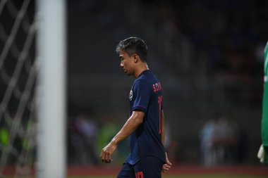 Pathumthani Thailand 5 Eylül 2019: Thammasat Stadyumu 'nda 2022 Dünya Kupası elemeleri sırasında Chanathip şarkı sözü # 10 Tayland futbolcusu eylemde 