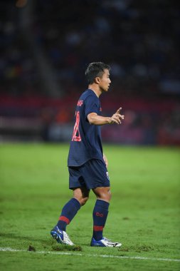 Pathumthani Thailand 5 Eylül 2019: Thammasat Stadyumu 'nda 2022 Dünya Kupası elemeleri sırasında Chanathip şarkı sözü # 10 Tayland futbolcusu eylemde 