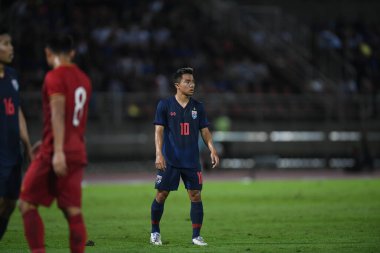 Pathumthani Thailand 5 Eylül 2019: Thammasat Stadyumu 'nda 2022 Dünya Kupası elemeleri sırasında Chanathip şarkı sözü # 10 Tayland futbolcusu eylemde 