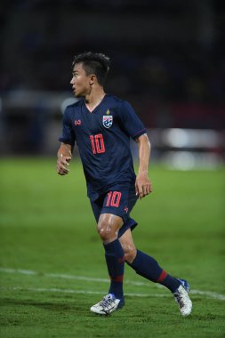 Pathumthani Thailand 5 Eylül 2019: Thammasat Stadyumu 'nda 2022 Dünya Kupası elemeleri sırasında Chanathip şarkı sözü # 10 Tayland futbolcusu eylemde 