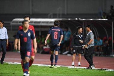Pathumthani Thailand 5 Eylül 2019: Thammasat Stadyumu 'nda Vietnam' a karşı oynanan 2022 Dünya Kupası elemeleri sırasında Tayland 8 numaralı Thitipan phungjan oyuncusu 