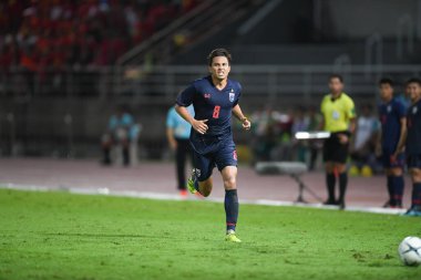 Pathumthani Thailand 5 Eylül 2019: Thammasat Stadyumu 'nda Vietnam' a karşı oynanan 2022 Dünya Kupası elemeleri sırasında Tayland 8 numaralı Thitipan phungjan oyuncusu 