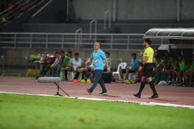 Pathumthani Thailand 5 Eylül 2019: Thammasat Stadyumu 'nda Vietnam' a karşı oynanan 2022 Dünya Kupası elemeleri sırasında Park Seo 'nun Vietnam teknik direktörünü astı 